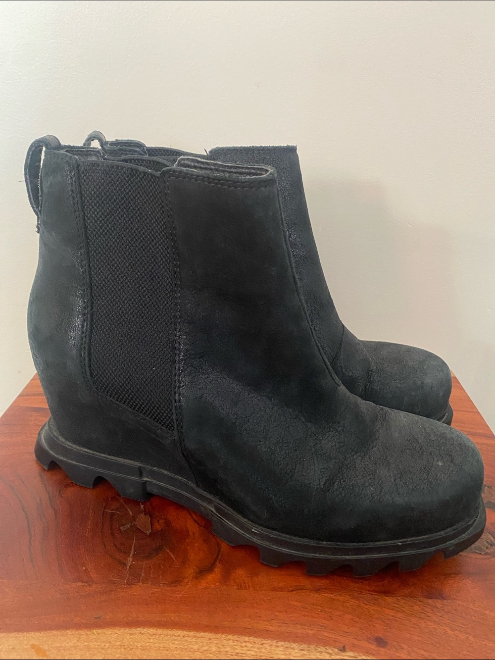 Sorel Women's Joan of Arctic Wedge III Chelsea Boots size 9. Black leather.